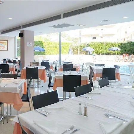 梅德普拉亚埃斯梅拉达公寓式酒店 3* 滨海托萨